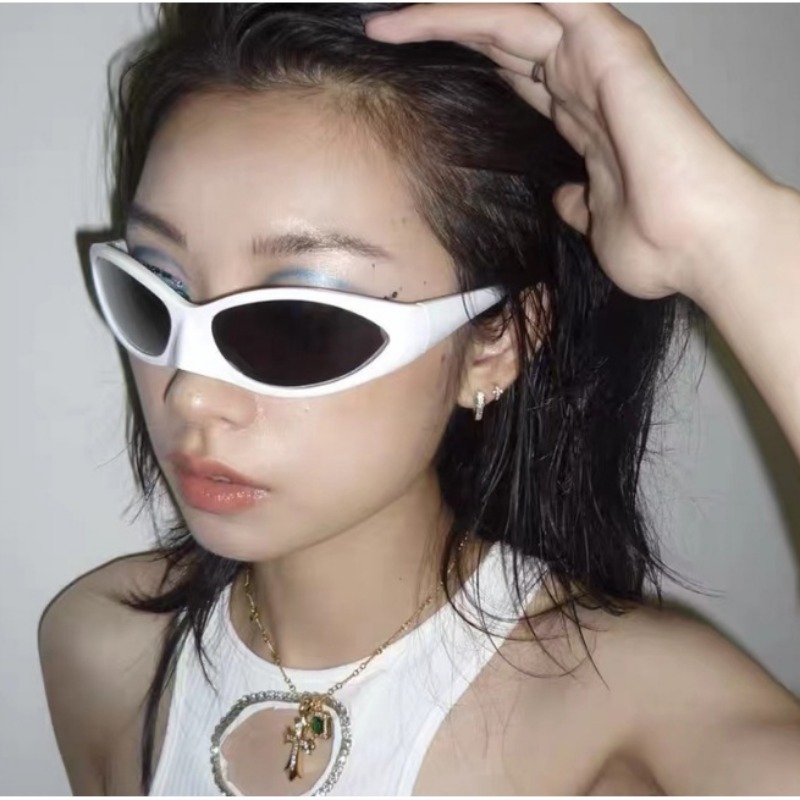 Y2K Sunglasses 2000s Retro Bat – Mens Fashion In The 2000S Bewertung und Preis
